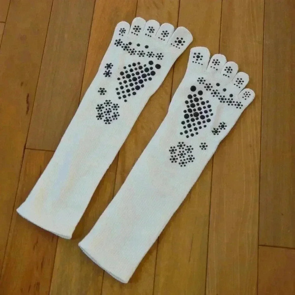 FREE IN BUNDLE    One Pair of Non Slip Socks - Picture 1 of 6
